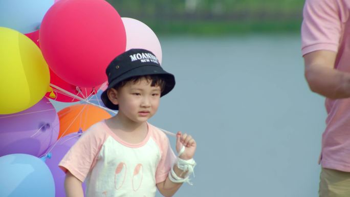 幸福生活划船放风筝气球和小孩