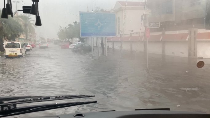 迪拜街景，城市被淹，发水