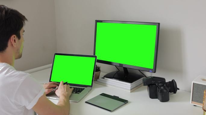 4K绿屏电脑扣像-男性办公视角
