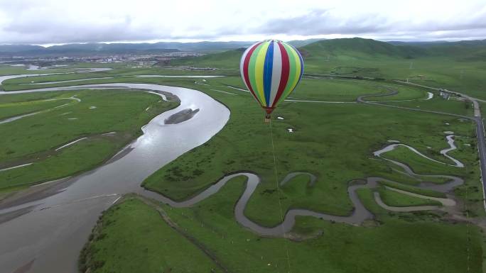热气球高原西部河流风景美景草原
