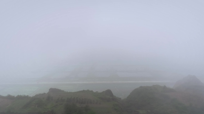 4K航拍浓雾中的北方村庄07