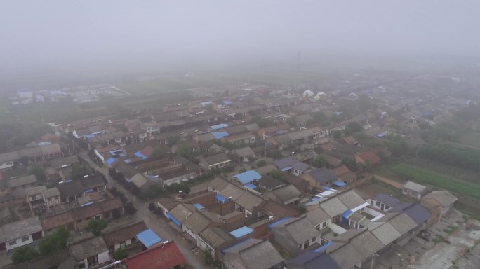 4K航拍浓雾中的北方村庄05