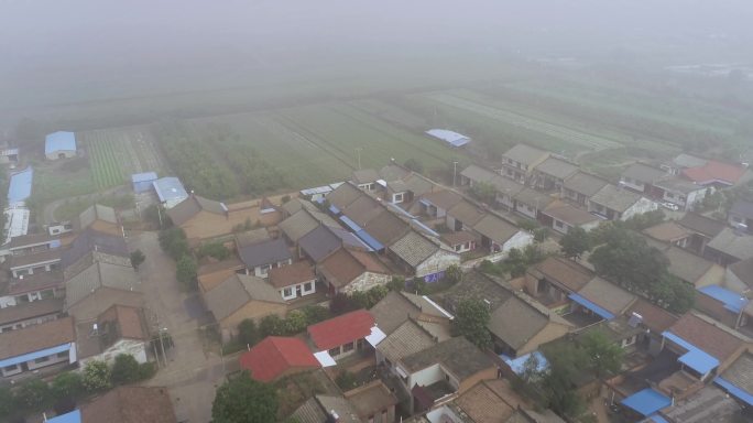 4K航拍浓雾中的北方村庄09