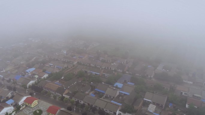4K航拍浓雾中的北方村庄02