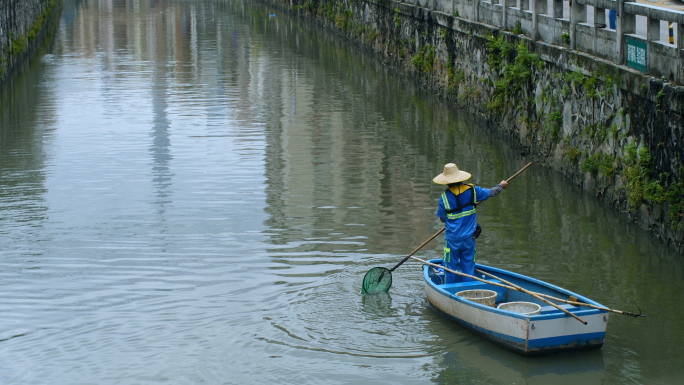 环卫工人清理城市河道，城中村4k视频素材