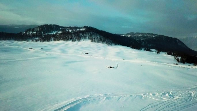 航拍雪山村落