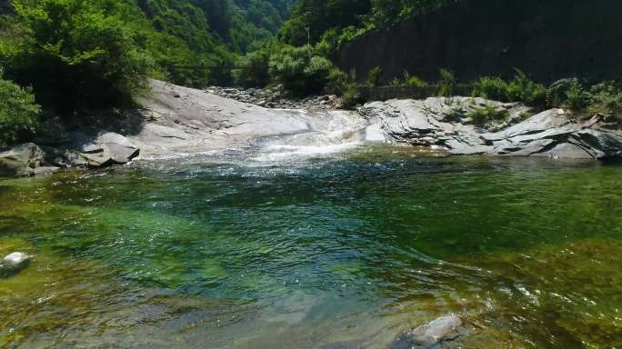 山间小溪航拍