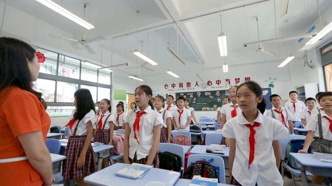 校园小学课堂上课举手提问辅导学生