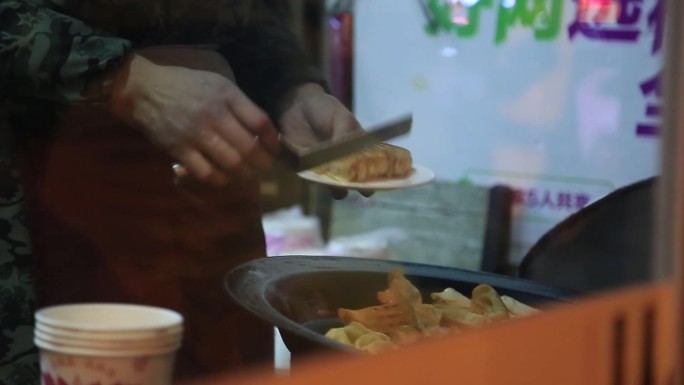 盛煎饺煎包吃煎饺吃包子