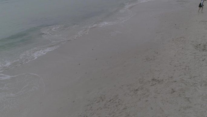 小清新深圳湾大海海边沙滩海水拍打波浪航拍