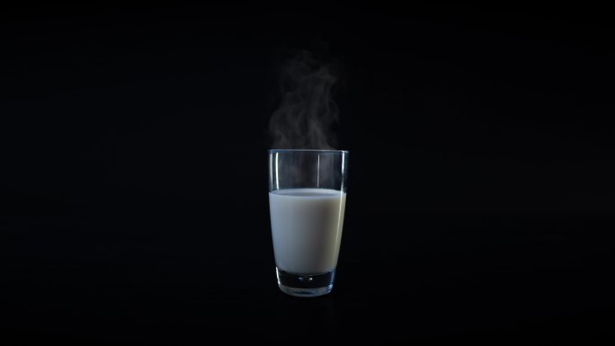 黑色背景一杯热牛奶