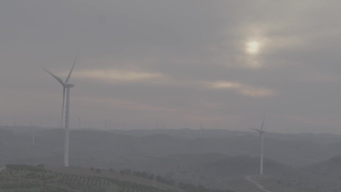 高清实拍风力发电机清洁能大风车
