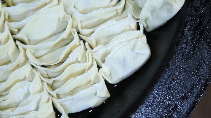 煎饺的制作过程包饺子水煎包