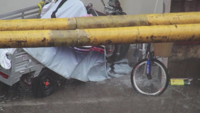 大雨下雨雨季小区悲伤伤感汽