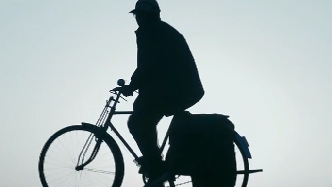中国邮政邮递员骑自行车送信