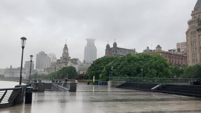 雨中的上海外滩黄浦江