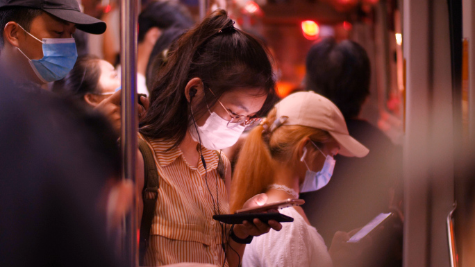 公交车地铁上低头玩手机的人们4k视频素材