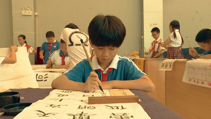学生写毛笔书法字传统文化