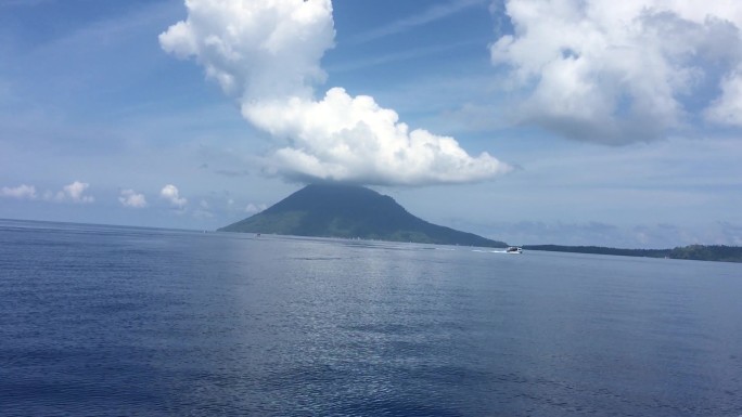 印尼美娜多火山大海