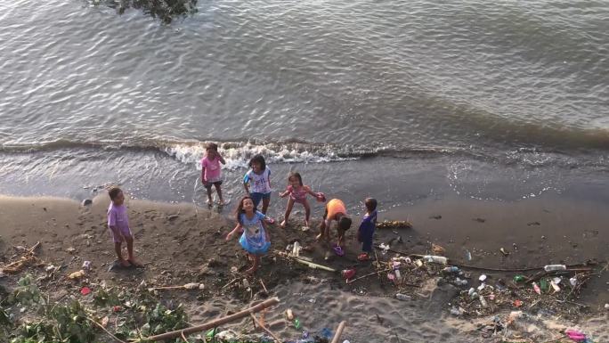 印尼美娜多海岛上的孩子们
