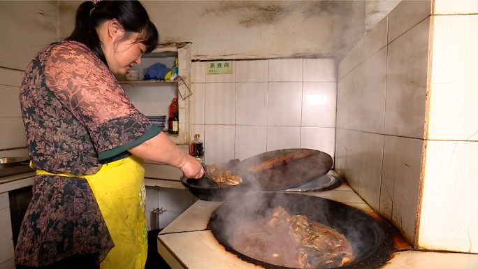 农家乐土菜大锅菜红烧鱼志愿者聚餐