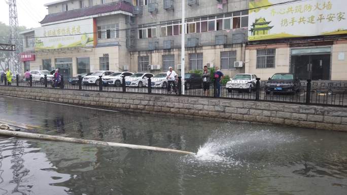 暴雨过后城市涵洞内涝积水