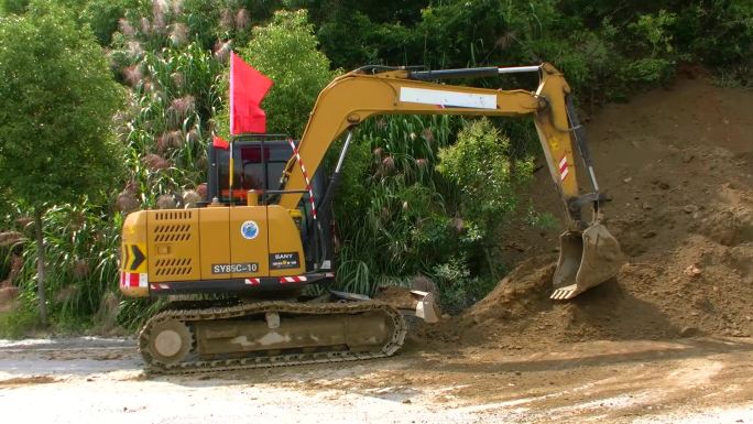 地灾塌方山体滑坡挖掘机装载机公路抢险实拍