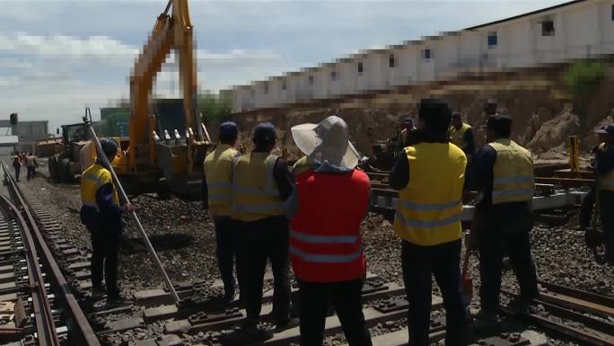 铁路铁轨铺设修建侧量工地现场