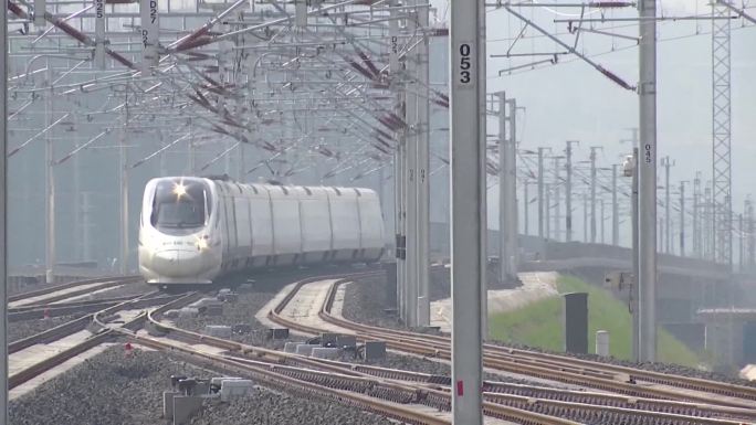 动车在高铁上飞驰