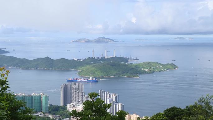 万吨邮轮驶过香港南丫岛