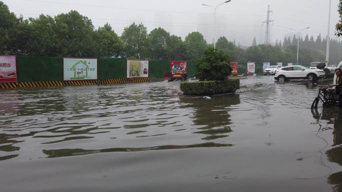 暴雨过后城市涵洞内涝积水