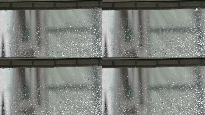 下雨时的窗玻璃