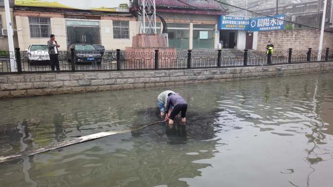 暴雨过后城市涵洞内涝积水