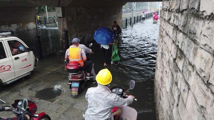 暴雨过后城市涵洞内涝积水