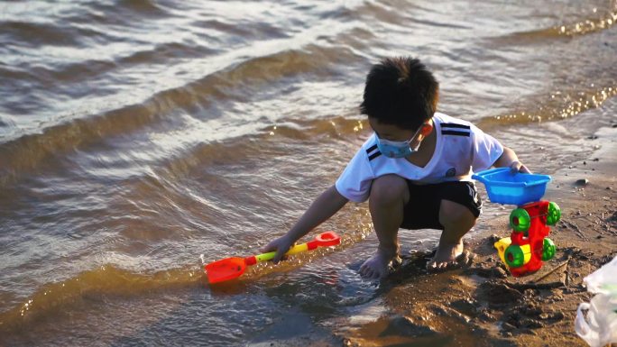 童年海边沙滩玩耍铲沙子1080p实拍