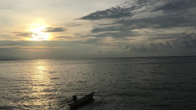 印尼美娜多海边日落