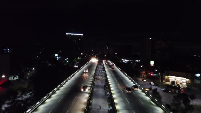 城市车流车辆夜晚的城市灯火通明