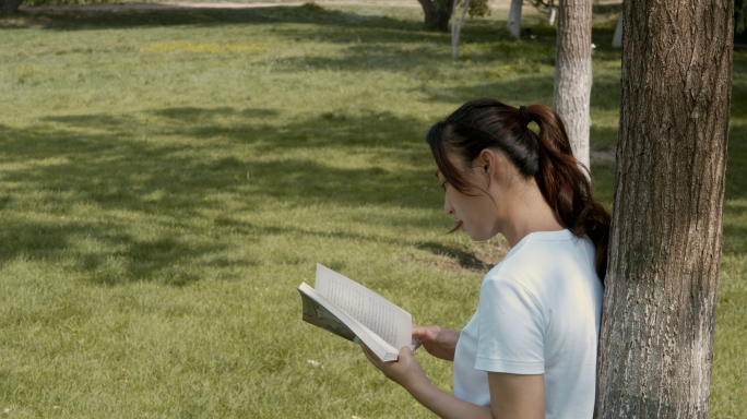 女孩草坪上看书、阅读、大学校园生活