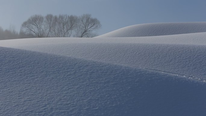 滑雪场的雪丘