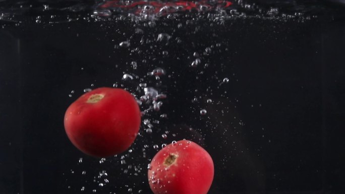 西红柿落入水中升格特写