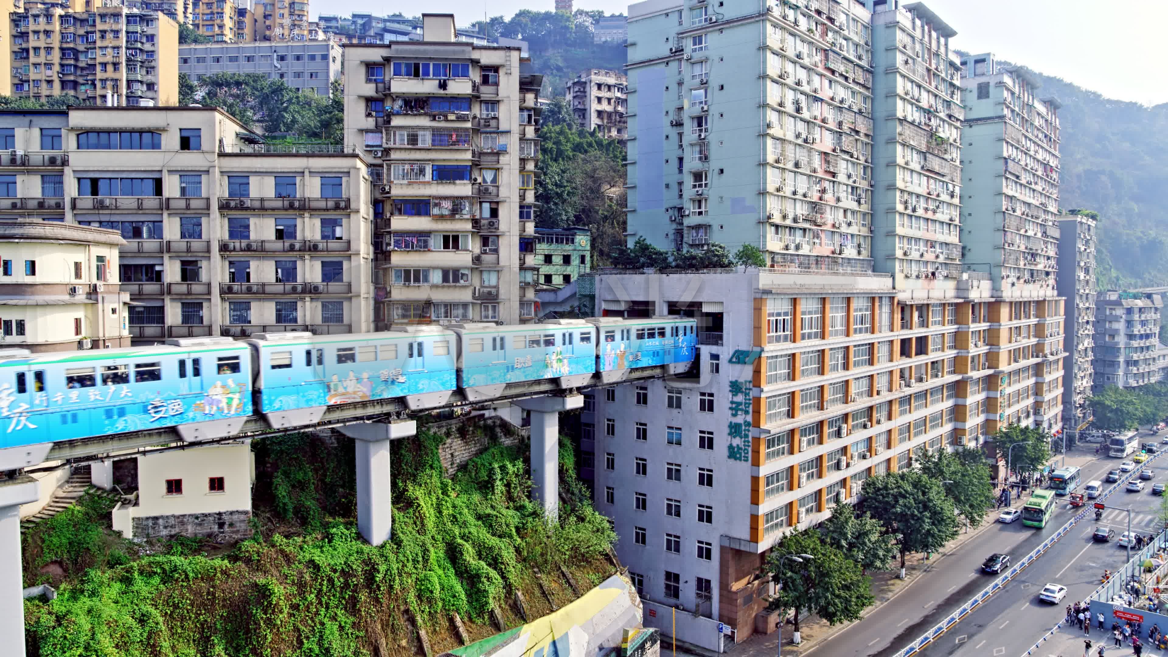 高清实拍重庆李子坝轻轨穿楼视频