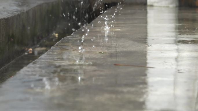 小院子雨水溅落-4k