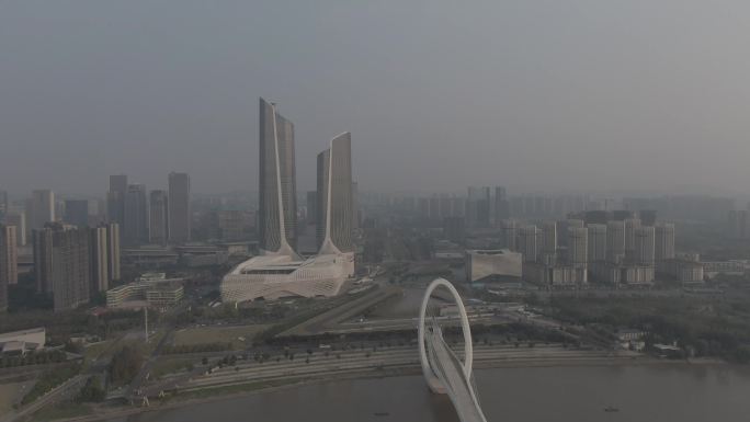 南京眼步行桥双子塔4k航拍镜头穿过桥眼