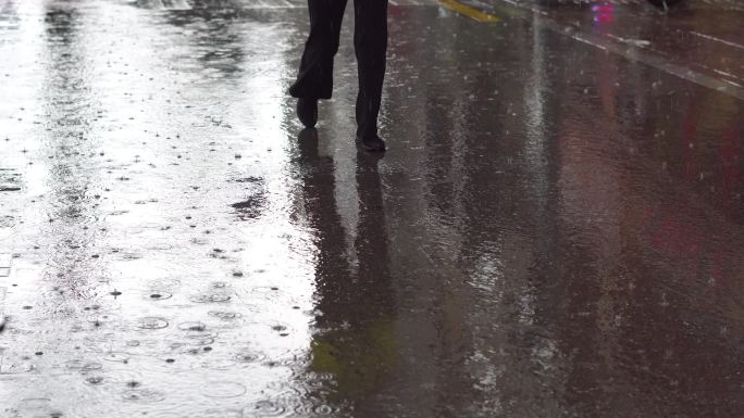 城市下雨街道车辆经过忙碌行走人们