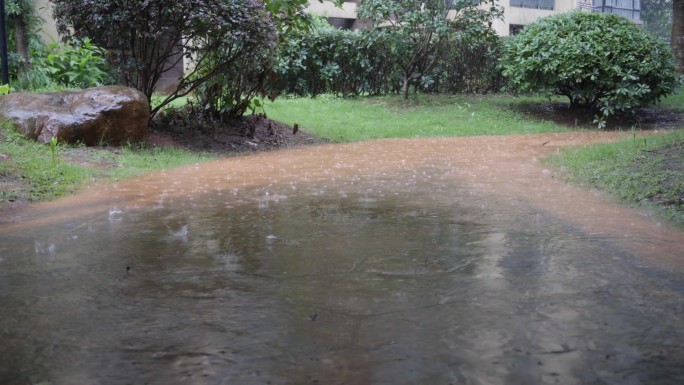 小区下雨、路面积水