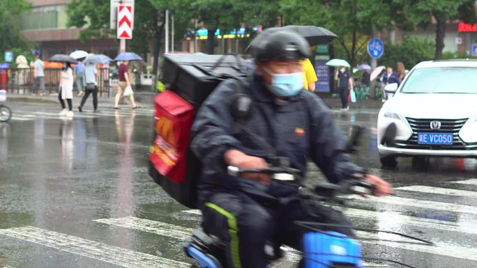 城市生活下雨天外卖快递车流行人忙碌身影