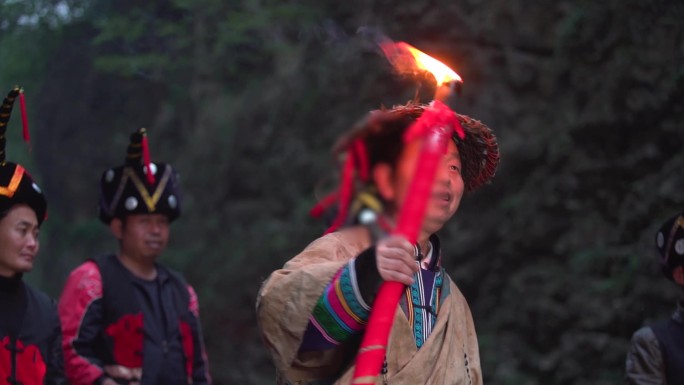 彝族传统彝族民俗钻木取火崇拜火