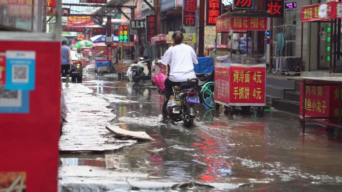太原城中村下雨水灾生活街景