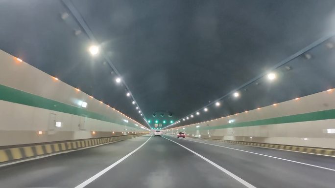 夜间行车经过隧道