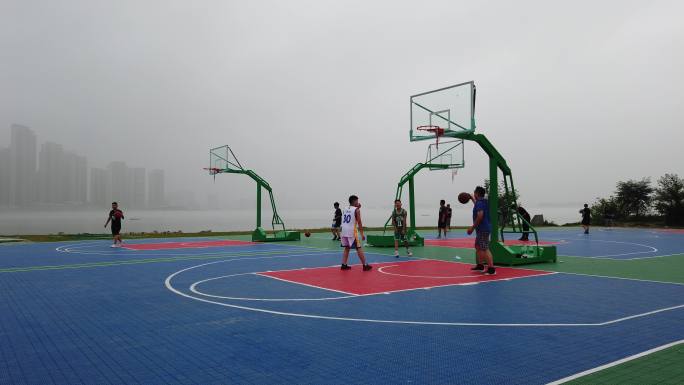 清晨江边打篮球健身